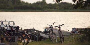 vélos au bord d'une rivière