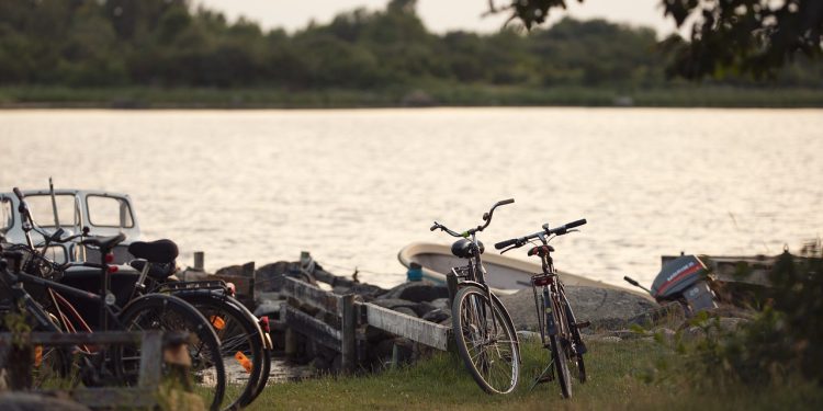 vélos au bord d'une rivière